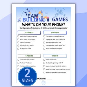 以下が含まれることがあります： 「Team Building Games: What's on Your Phone?」と題された、ポイント制の課題が記載された白い印刷されたゲームシート。 「2 Sizes」の文字が入った青い円が含まれています。 シートは水色の背景にあります。