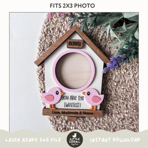Puede incluir: Una casita de pájaros de madera rosa con un marco de fotos de 5x7,6 cm, dos pájaros rosas y el texto "Mommy", "You are the Tweetest!" y "Love, Mackenzie & Mason".