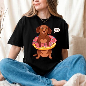Dackel in einem Donut Shirt, süßes Dackelhundehemd, Dachshund-Hemd, lustiges Hundehemd, Hundemama-Hemd, Haustier-Liebhaber-Geschenk, Komfortfarben-Hemd
