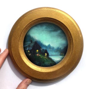 Pintura original de paisaje nocturno enmarcado, casa redonda, Halloween, academia oscura, azul, decoración, arte de pared gótico, melancólico, brumoso, bosque, niebla, silenciado, pequeño