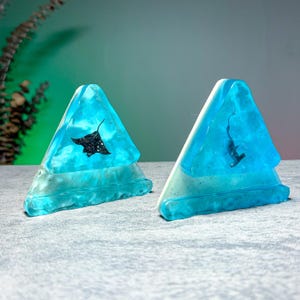 Ocean Resin Phone Stand – Triangle Shark or Manta Ray | Blue Water Acrylic Dock | Unique Sea Animal Gift for Desk or Office