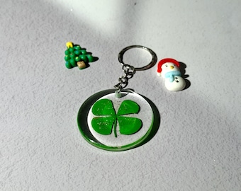 Ręcznie robiony brelok z żywicy w kształcie czterolistnej koniczyny – świąteczny amulet szczęścia