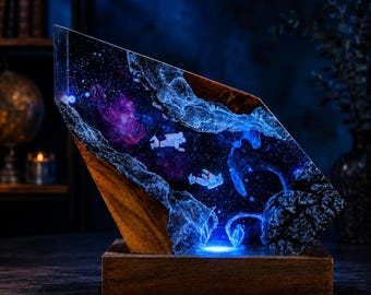 Lampa z żywicy astronauta, galaktyczna lampka nocna, spersonalizowana dekoracja kosmosu, ręcznie robiona diorama z żywicy epoksydowej, kosmiczna dekoracja biurka, wyjątkowy prezent astronomiczny dla niego