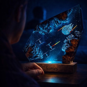 Può includere: Un cartello in legno rustico con la scritta "Welcome to our home" in stile scritto a mano. Il cartello presenta una finitura invecchiata e un design semplice e invitante, perfetto per un portico o un ingresso.