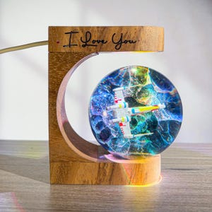 Spaceship Resin Globe Lamp – I Love You LED Light, Sci-fi Spacecraft Epoxy Light on Wooden Base, Galaxy Decor Gift for Him or Her