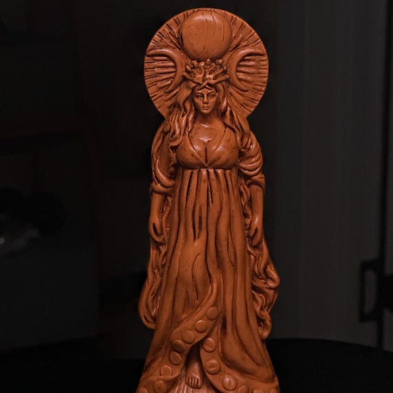 三月の女神像 – 神聖な女性祭壇装飾、異教の魔女の置物 - Etsy 日本