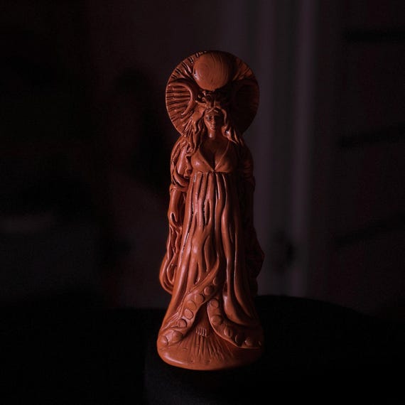 三月の女神像 – 神聖な女性祭壇装飾、異教の魔女の置物 - Etsy 日本