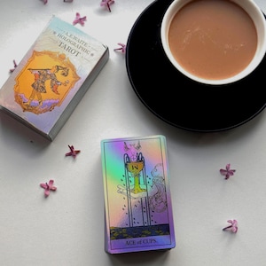 Una baraja de tarot holográfica brillante con simbolismo de Rider-Waite + moneda de latón de bonificación para la conexión a tierra y la magia ritual. Regalo perfecto para brujas.