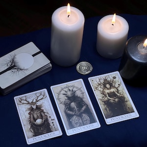 Juego de Tarot de Terror Deluxe / Baraja Gótica + Expositor de Madera y Regalo de Bruja Oscura