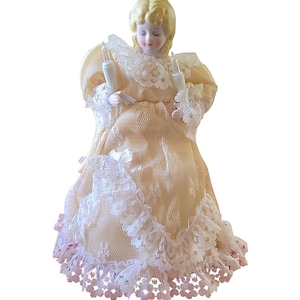 Décoration de Noël pour sapin de Noël avec des lumières, un ange illuminé en robe de dentelle