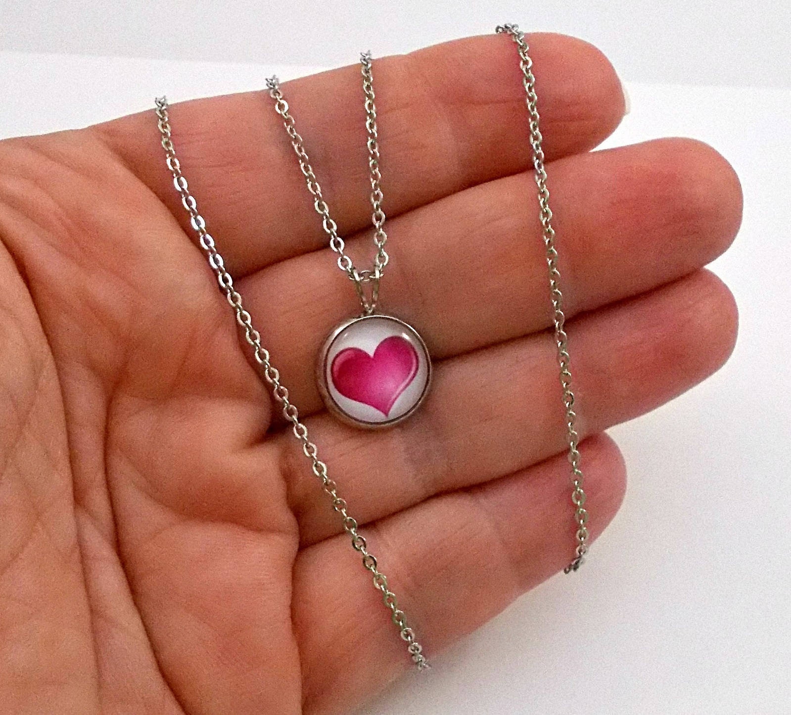 The Art of Personalized Expression: Crafting a Heartfelt Connection with Herzkette mit Bild