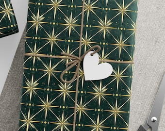 Puede incluir: Regalos envueltos con un patrón de estrellas verde oscuro y dorado, atados con hilo y adornados con etiquetas blancas en forma de estrella y corazón. También hay un carrete de hilo, tijeras y etiquetas en blanco.