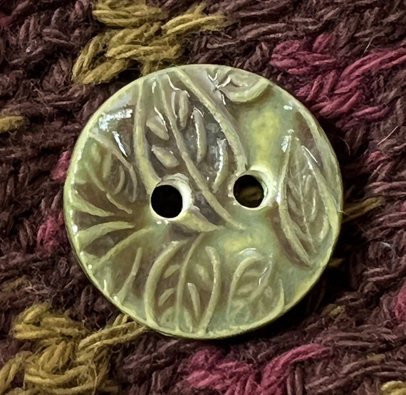 Green Leaf Patterned Round Button