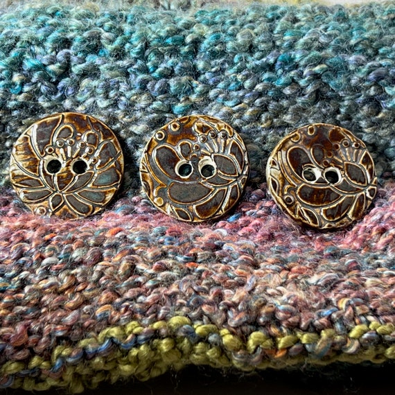 Large Brown and Rutile Scandi Flower Accent Buttons