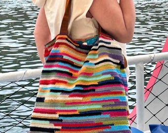 Gehäkelte Tragetasche: Boho Strandtasche mit Streifen und Lederriemen
