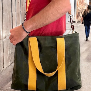 Sac à bandoulière en toile cirée vert Fermeture à glissière / Cadeau pour homme / Sac fourre-tout vert / Sac en toile / Sac vert avec bandoulière réglable