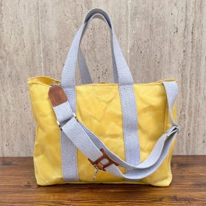 Sonnengelbe gewachste Baumwoll-Einkaufstasche / große Schultertasche / Baumwoll-Einkaufstasche / anpassbarer grauer breiter verstellbarer Riemen mit echter Leder-Kombination