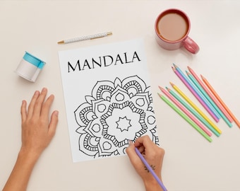Könnte beinhalten: Eine Person färbt ein schwarz-weißes Mandala-Design auf einem weißen Blatt Papier. Das Papier hat oben das Wort "MANDALA" aufgedruckt. Die Person verwendet einen violetten Buntstift, um das Design zu färben. Auf dem Tisch liegen mehrere Buntstifte.