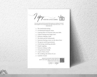 Può includere: Una carta bianca con testo nero che recita "I Spy With My Little Camera". La carta include un elenco di momenti del matrimonio da catturare, come gli sposi che si baciano e la torta nuziale. Un'icona della fotocamera è in alto.