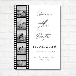 Può includere: Carta "Save the Date" con un bordo a striscia di pellicola in bianco e nero. La carta presenta una foto in bianco e nero di una coppia e il testo "Save the Date", "11.04.2026", "Olivia & Mark", "123 Anywhere St., Any City".