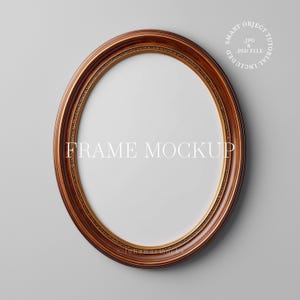 Könnte beinhalten: Ovaler Holzrahmen mit dunkelbraunem Finish und goldfarbenem Zierrat. Der Rahmen hat einen weißen Innenraum und der Text "FRAME MOCKUP" ist mittig platziert. Der Hintergrund ist hellgrau.