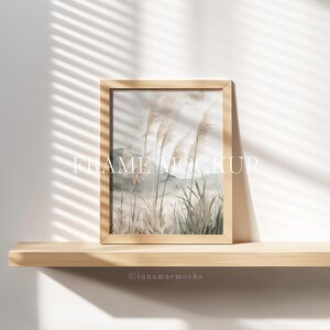 Minimalistisk mockup av ljus träram, vertikal konstram med fönster, ljusskuggor, väggkonstdisplay (PSD och JPG)