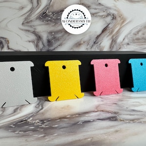 Bobines de fil plat imprimées en 3D : organiseur de fil à broder au point de croix