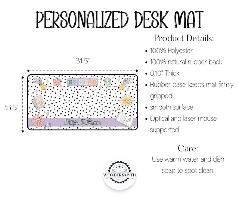 Op de afbeelding: Gepersonaliseerde bureaumat met een zwart-wit polkadotpatroon. De mat heeft kleurrijke illustraties van een zon, sterren, boeken en bloemen. De tekst "BE KIND" wordt weergegeven, samen met de naam "Mrs. Nelson". De mat meet 80 cm bij 39 cm.