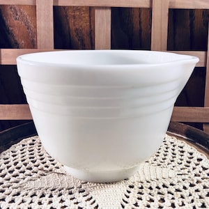 White Pyrex Hamilton Beach Mix And Pour Bowl , White Ribbed Pyrex #16 Batter Bowl , MCM Pyrex Milk Glass Mixing Bowl With Pouring Spout