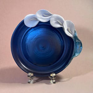 1992 Signed Kazan Studio Pottery Bowl: Black Stoneware 3D Calla Lilies – Floral Art Decor