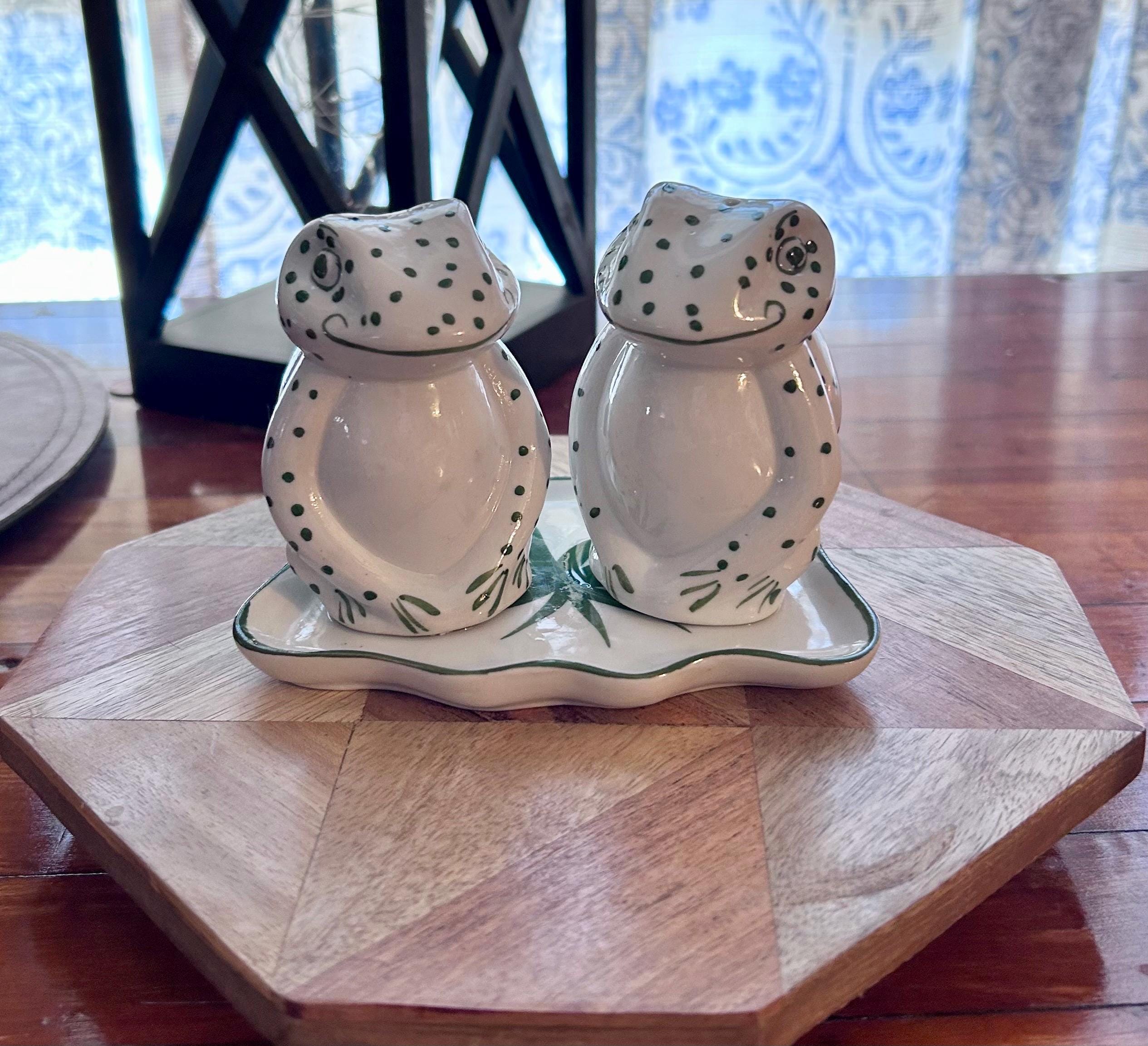 Vintage Frog Salt and Pepper Shakers with Tray – Green Polka Dot Ceramic Set – Whimsical Frog Kitchen Decor – Cottagecore Amphibian