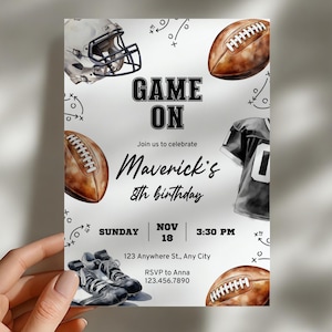 Könnte beinhalten: Einladung im Football-Design mit dem Text "GAME ON" und Details zum 8. Geburtstag von Maverick. Das Design umfasst Fußbälle, einen Helm, ein Trikot und Stollen. Das Datum ist der 18. November um 15:30 Uhr.