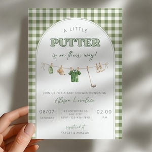 Puede incluir: Invitación a un baby shower con un fondo de cuadros verdes y un diseño arqueado. El texto "A Little Putter is on their way!" se muestra sobre ilustraciones de ropa de bebé y equipo de golf. Detalles: nombre, fecha, hora y lugar.