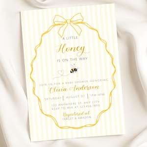 Könnte beinhalten: Babyparty-Einladung mit gelb-weiß gestreiftem Hintergrund. Die Einladung zeigt eine gelbe Schleife und einen dekorativen Rahmen. Der Text enthält "A Little Honey is on the Way" und Veranstaltungsdetails.