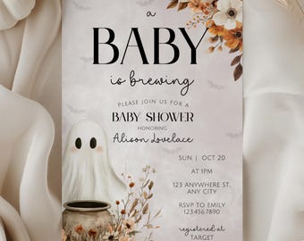Könnte beinhalten: Eine Babyparty-Einladung mit dem Text "a BABY is brewing". Das Design umfasst einen Geist, florale Akzente und Fledermäuse. Die Einladung ist für Alison Lovelace, mit RSVP-Details und einem Target-Register.
