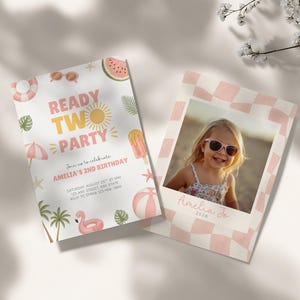 Könnte beinhalten: Zwei Einladungen für einen zweiten Geburtstag. Eine Einladung hat den Text "READY TWO PARTY" mit Illustrationen zum Thema Strand. Die andere Einladung zeigt ein Foto eines lächelnden Kindes mit Sonnenbrille, dem Namen "Amelia Jo" und dem Jahr 2020.