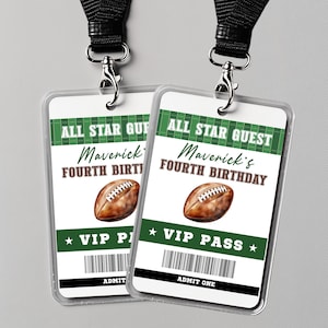 Może przedstawiać: Dwa przezroczyste karnety VIP z czarnymi smyczami. Każdy karnet ma zielono-biały wzór z napisem "ALL STAR GUEST Maverick's FOURTH BIRTHDAY" i grafiką piłki nożnej. Na dole napis "VIP PASS" i "ADMIT ONE".