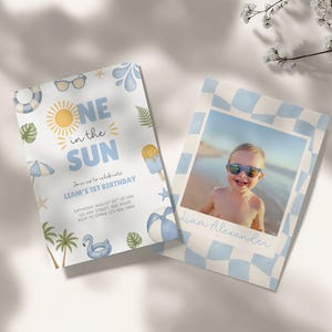 Peut inclure: Deux invitations pour un premier anniversaire. L'une présente le texte "ONE in the SUN" avec des illustrations sur le thème de la plage. L'autre est une photo avec un cadre à carreaux bleu et le nom "Liam Alexander".
