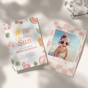 Könnte beinhalten: Zwei Einladungen für einen ersten Geburtstag. Eine zeigt ein Foto eines Babys mit Sonnenbrille am Strand, eingerahmt in einem rosa-weißen Schachbrettmuster. Die andere hat den Text "One in the Sun" mit Illustrationen zum Thema Sommer.