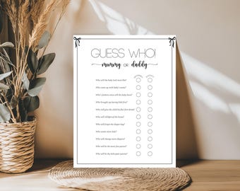 Puede incluir: Un juego de baby shower imprimible con el título "Adivina quién! Mamá o Papá" y una lista de preguntas sobre quién hará qué después de que nazca el bebé. Las preguntas incluyen "¿A quién se parecerá más el bebé?", "¿Quién se inventará el nombre del bebé?", "¿De quién heredará el bebé el sentido de la moda?", "¿Quién propuso tener hijos primero?", "¿Quién le dará al bebé su primera bebida?", "¿Quién pondrá la casa a prueba de niños?", "¿Quién olvidará la bolsa de pañales?", "¿Quién quiere más hijos?", "¿Quién cambiará más pañales?", "¿Quién será el padre más divertido?", y "¿Quién será el padre helicóptero?"