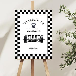 Puede incluir: Un cartel de bienvenida a cuadros blanco y negro con el texto "Bienvenido a Maverick's First Birthday 5/27/2025". El cartel presenta un gráfico de mancuernas en blanco y negro.