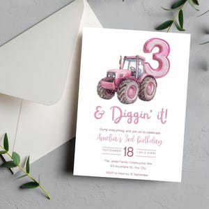 Convite de aniversário 3 e Digging It, tema de trator para menina para terceiro aniversário, convite de trator rosa para impressão para festa de construção, t03d