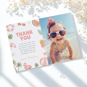 Puede incluir: Una tarjeta de agradecimiento de cumpleaños plegada con una foto de un niño sonriente con gafas de sol en la playa. La tarjeta presenta ilustraciones con temática de verano y el texto "THANK YOU" con un mensaje personal.