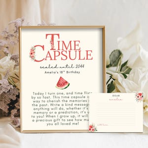 Może przedstawiać: Oprawiony znak "Time Capsule" z tekstem i ilustracją arbuza, zapieczętowany do 2044 roku. Zawiera pasującą kartę. Znak jest ozdobiony kwiatowymi akcentami i jest przeznaczony na 18. urodziny Amelii.
