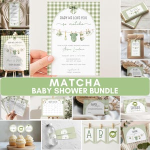 Puede incluir: Una colección de artículos de papelería y decoraciones para baby shower con temática de matcha. Los artículos incluyen invitaciones, letreros, adornos para cupcakes y pancartas. La combinación de colores es verde y blanco, con un patrón de cuadros.