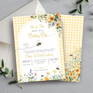 Op de afbeelding: Babyborrel uitnodiging met een gele gingham achtergrond en bloemaccenten. De uitnodiging luidt "He or She, What Will Baby Bee?" met details voor het evenement, inclusief datum, tijd en locatie. Een schattige bijenafbeelding is inbegrepen.