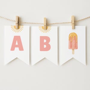 Puede incluir: Un conjunto de banderines con las letras "A" y "B" en rosa, y una ilustración de helado. Cada banderín está suspendido por una pinza de madera de una cuerda, con un diseño de sol encima de las letras y el helado.