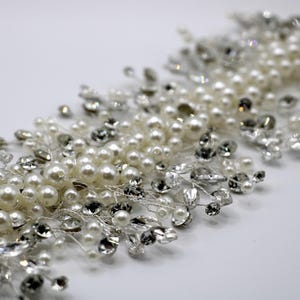 Aplique plateado con pedrería y perlas: elegante adorno para vestidos de fiesta o de novia (29 cm x 10 cm).