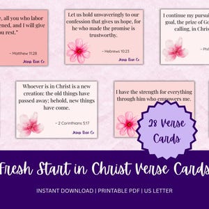 Puede incluir: Un conjunto de 28 tarjetas de versículos con detalles florales y citas inspiradoras. Las tarjetas presentan textos de la Biblia, con una combinación de colores rosa y blanco. También se muestran las palabras "Fresh Start in Christ Verse Cards".