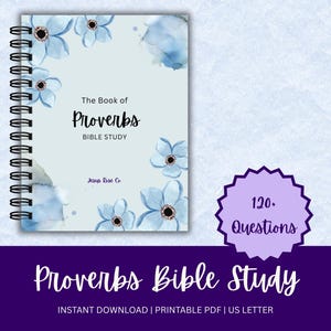 Könnte beinhalten: Ein spiralgebundenes Bibelstudienheft mit dem Titel "The Book of Proverbs" mit blauen floralen Akzenten. Das Cover zeigt den Text "Proverbs Bible Study" und "120+ Questions" auf einem lila Stern. Die Worte "Sofort-Download" sind ebenfalls sichtbar.